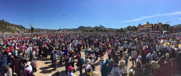 The Pope headed a mass before a crowd of thousands of indigenous Chiapanecos gathered in the San Cristóbal de las Casas Municipal Sports Center. Photo: Afp