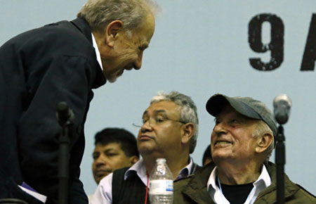 Among the intellectuals attending the forum were Pablo González Casanova (right) and Adolfo Gilly (standing).
